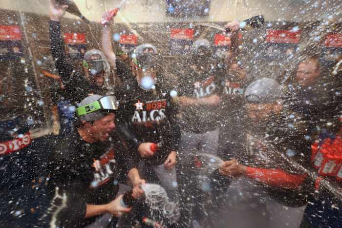 Astros celebrando lanzándose champaña